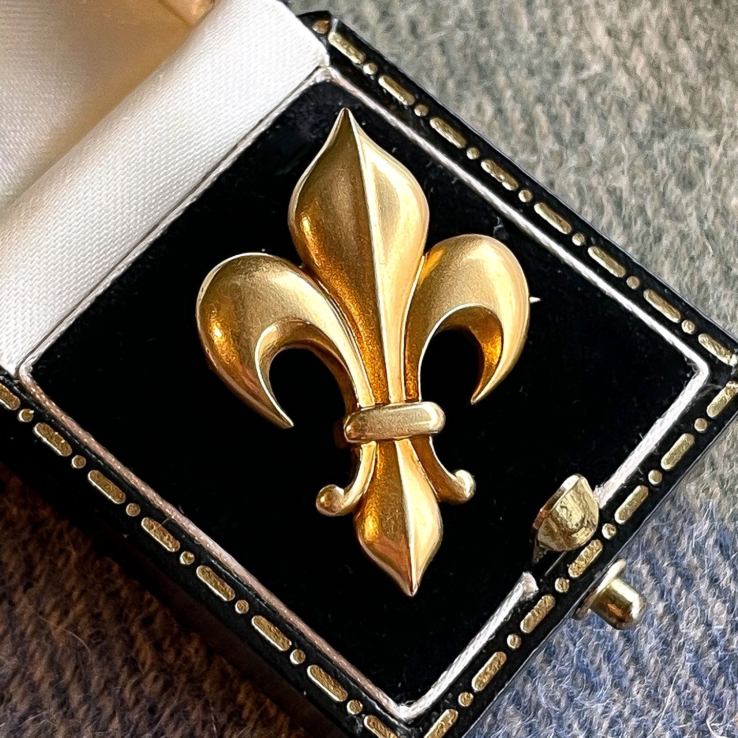 Antique French Fleur-de-lis Brooch,18k Gold c. 1900