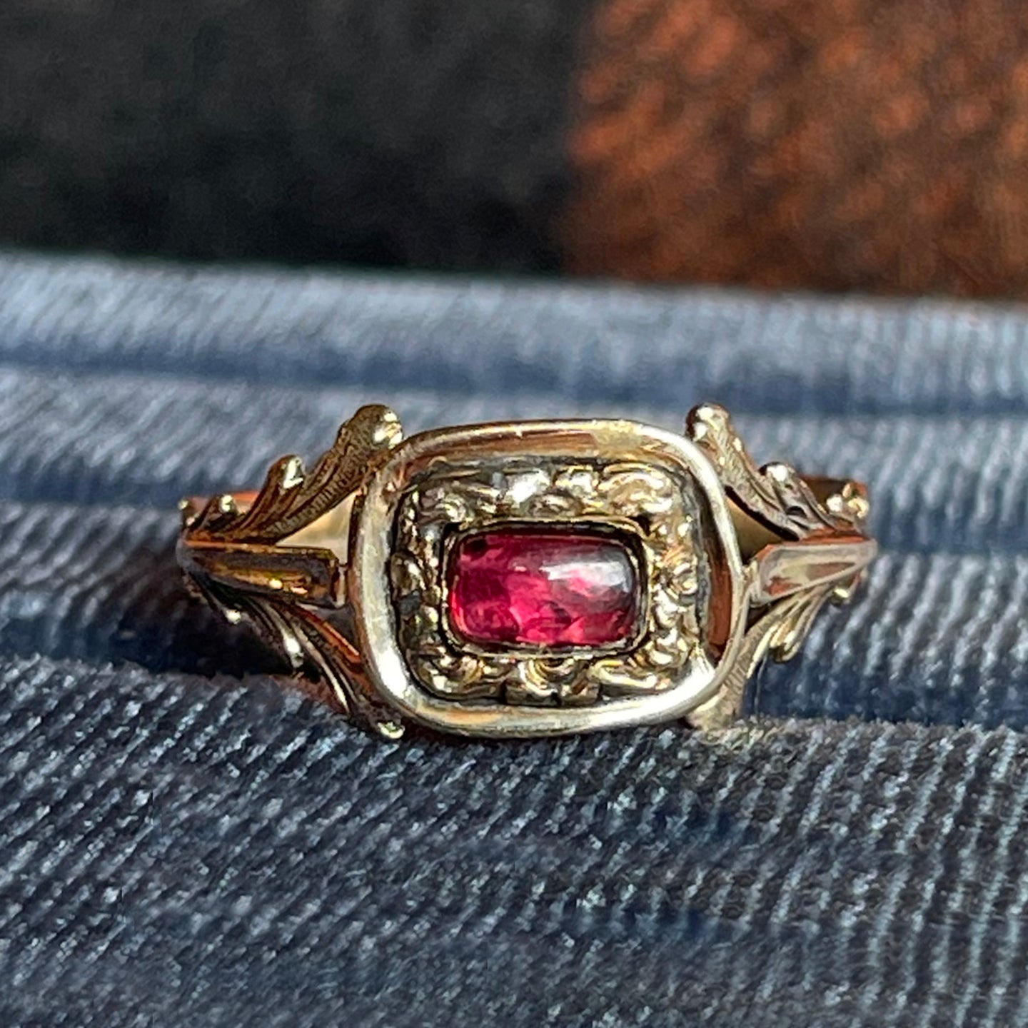 Georgian 15k Gold Sugarloaf Garnet Ring, c. 1820