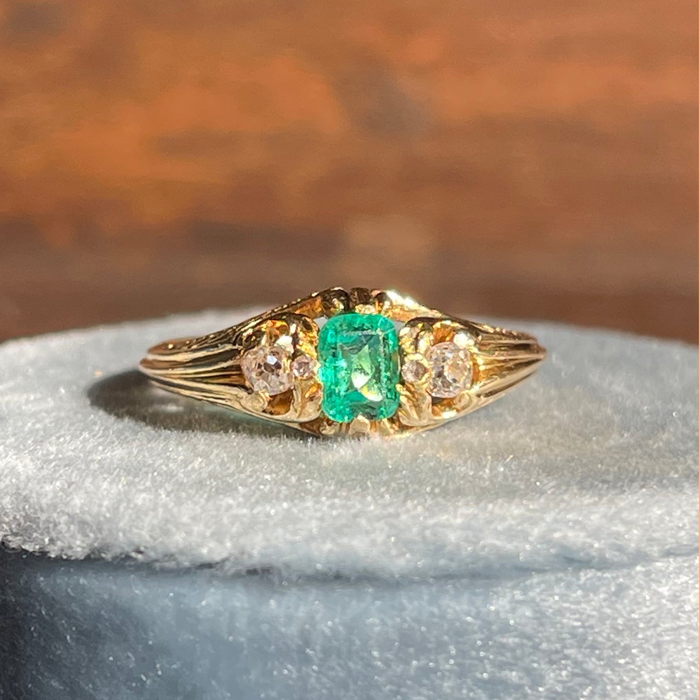 Victorian Emerald and Diamond Ring in 18K Gold, Circa 1850