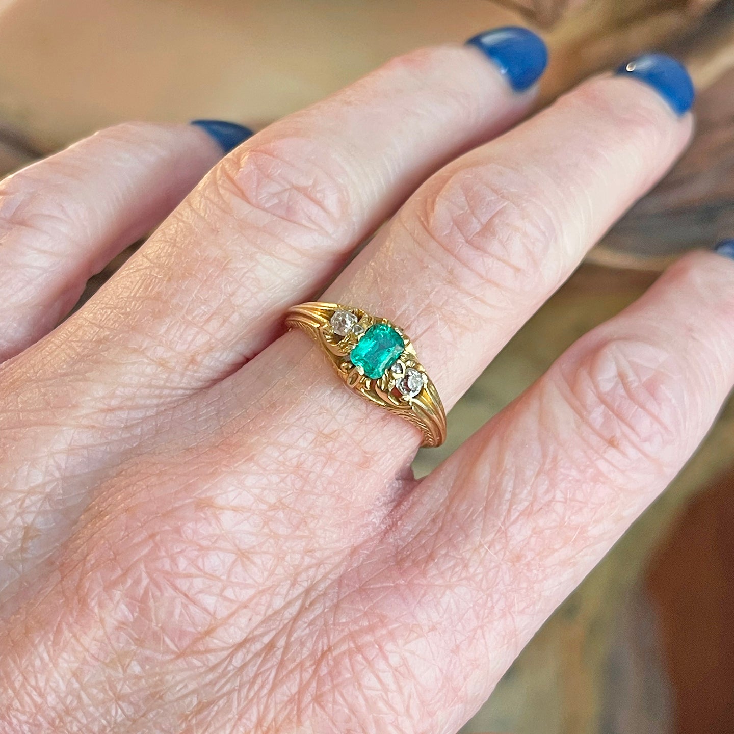 Victorian Emerald and Diamond Ring in 18K Gold, Circa 1850