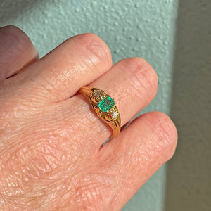 Victorian Emerald and Diamond Ring in 18K Gold, Circa 1850